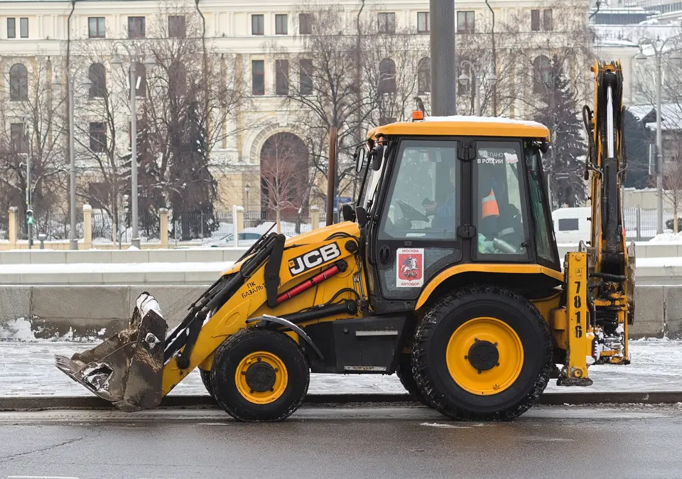 Уборка снега трактором