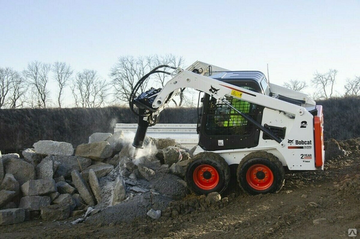 Мини-погрузчик Bobcat с гидромолотом