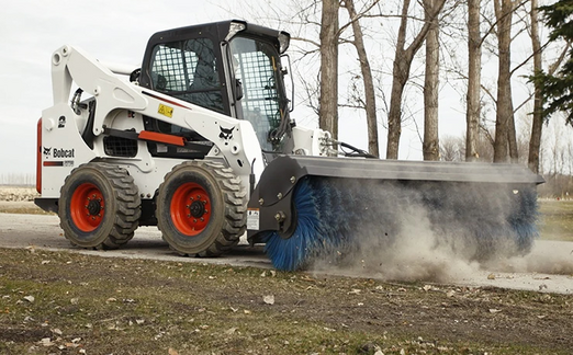 Мини-погрузчик Bobcat с щеткой
