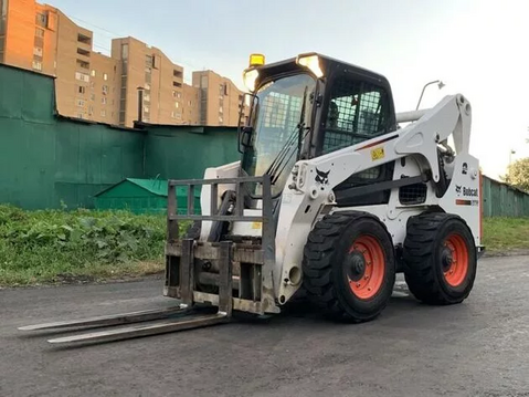 Мини-погрузчик Bobcat с вилами